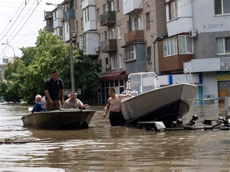 More misery as Ukraine rushes drinking water after dam breaks